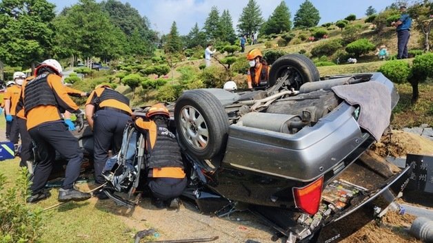 19일 오전 9시 30분께 충남 천안시 광덕면 천안공원묘원에서 80대 노부부가 탑승한 차량이 추락했다. (천안동남소방서 제공)