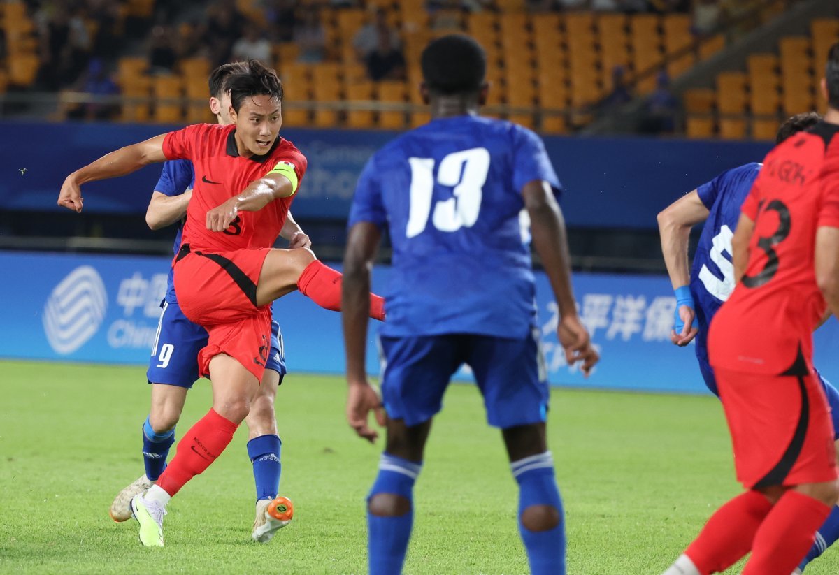 19일 중국 진화 스포츠 스타디움에서 열린 2022 항저우 아시안게임 남자축구 조별리그 E조 1차전 대한민국 대 쿠웨이트 경기, 한국 백승호가 슛을 시도하고 있다. 2023.09.19. 뉴시스