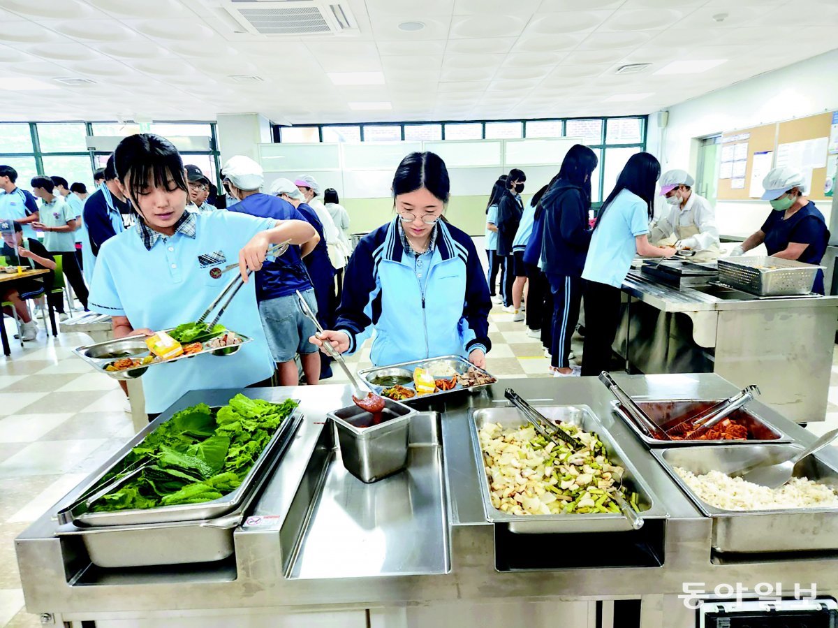 5일 서울 중랑구 묵동 태릉중 학생들이 그린 급식바를 이용하고 있다. 학생들의 채식 경험은 음식 선택에 탄소발자국 개념을 적용하는 것으로 이어지고 있다. 이종승 기자