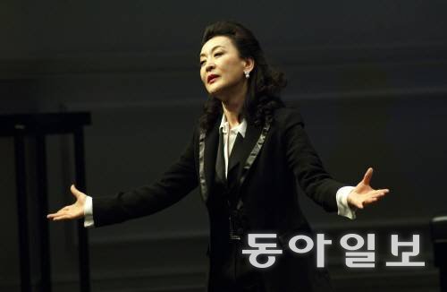 2016년 연극 ‘마스터 클래스’에서 주인공 마리아 칼라스를 연기한 윤석화. 동아일보DB