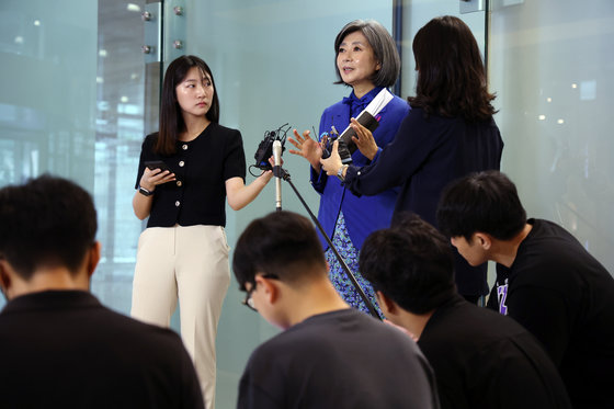 김행 여성가족부 장관 후보자가 18일 오전 서울 종로구의 한 빌딩에 마련된 인사청문회 준비 사무실로 출근하며 취재진과 질의응답을 갖고 있다. 2023.9.18/뉴스1