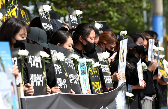 스쿨존 사망사고가 발생한 부산 영도구 청동초등학교 학부모들이 9일 오후 영도구청 앞에서 초등학생 등하굣길 안전 확보를 촉구하는 집회를 하고 있다. 2023.5.9/뉴스1