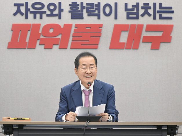 홍준표 대구시장이 20일 산격청사에서 가진 기자간담회에서 여러 현안 질문에 대해 답하고 있다. (대구시 제공)