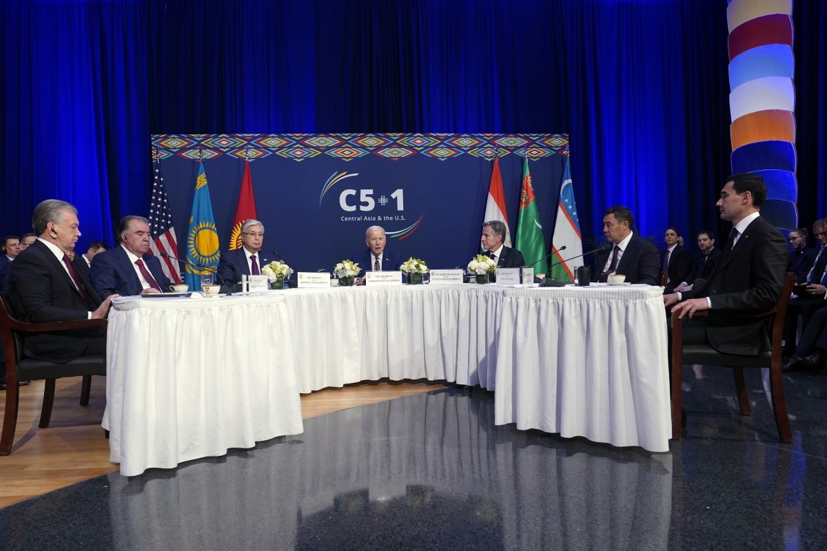 조 바이든 미국 대통령(가운데)이 19일 미국 뉴욕에서 중앙아시아 5개국 정상과 ‘C5+1(미국)’ 정상회담을 하고 있다. 
왼쪽부터 샵카트 미르지요예프 우즈베키스탄 대통령, 에모말리 라흐몬 타지키스탄 대통령, 카심조마르트 토카예프 카자흐스탄 대통령, 
바이든 대통령, 토니 블링컨 미 국무장관, 사디르 자파로프 키르기스스탄 대통령, 세르다르 베르디무함메도프 투르크메니스탄 대통령. 
뉴욕=AP 뉴시스