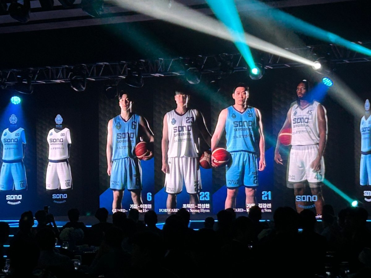 소노 스카이거너스 창단식에서 대형 화면을 통해 새 유니폼을 입은 소노 선수들의 모습이 공개되고 있다. 왼쪽부터 가드 이정현, 포워드 전성현, 가드 김강선, 포워드 재로드 존스. 고양=뉴스1