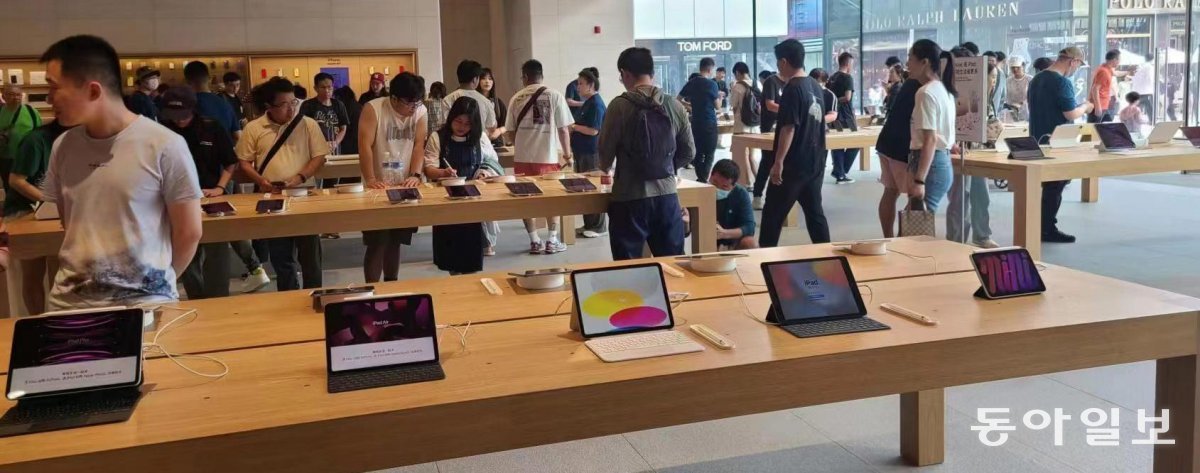17일 중국 베이징에 있는 애플 매장에서 시민들이 맥북, 아이패드, 아이폰 등을 구경하고 있다. 베이징=김기용 특파원 kky@donga.com