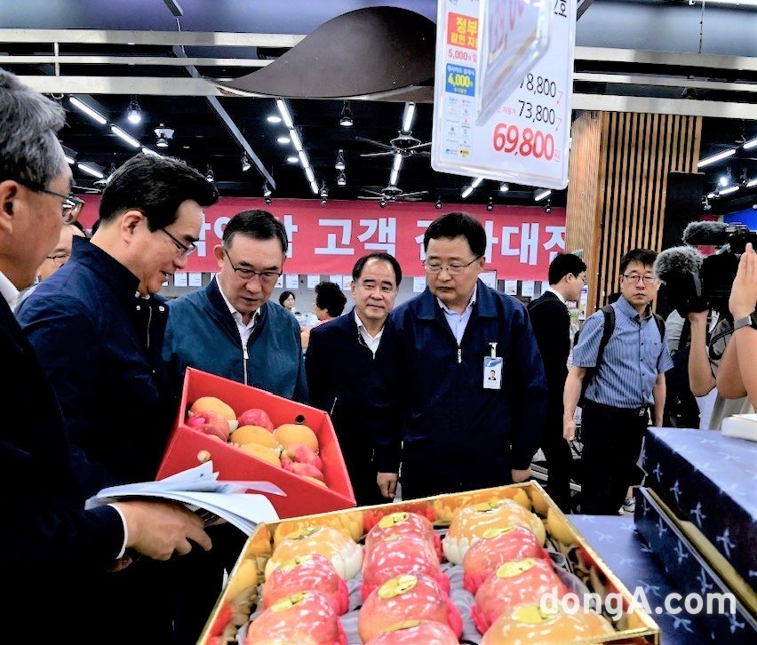 정황근 농림축산식품부 장관(왼쪽 두 번째), 우성태 농협경제지주 농업경제대표이사(왼쪽 세 번째)가 하나로마트 창동점을 방문해 사과·배 선물세트를 살펴보고 있다. 농협 제공