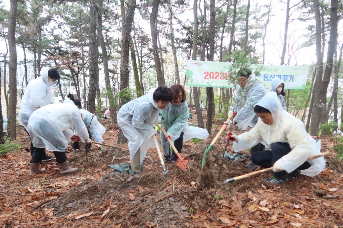 올해 3월 대구 달서구 와룡산 자락길에서 이태훈 달서구청장(오른쪽)과 주민들이 도시 숲 조성을 위해 편백나무를 심고 있다. 대구 달서구 제공