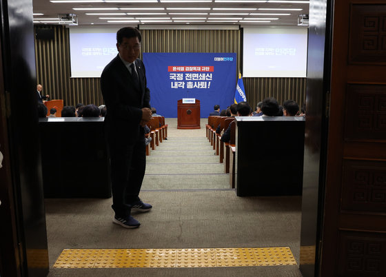 이재명 더불어민주당 대표의 체포동의안 표결을 하루 앞둔 20일 오후 서울 여의도 국회에서 열린 더불어민주당 비공개 의원총회에 의원들이 참석하고 있다. 2023.9.20/뉴스1 ⓒ News1