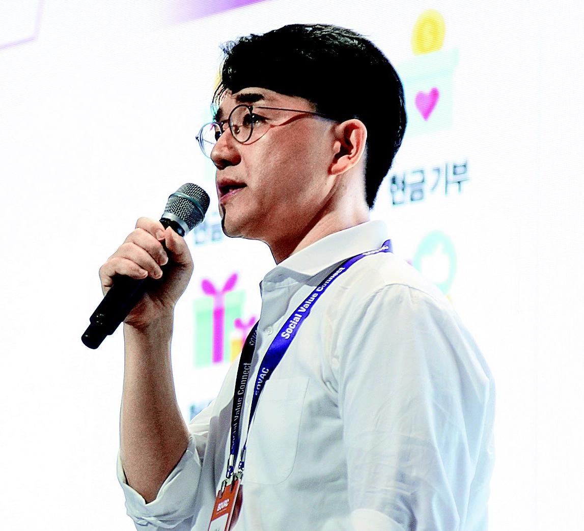 신현상 한양대 경영대 교수가 15일 서울 광진구 그랜드워커힐호텔에서 열린  ‘소셜밸류커넥트(SOVAC) 2023’ 행사에서 ‘행복두끼 프로젝트’가 창출한 사회적 가치에 대해  설명하고 있다.