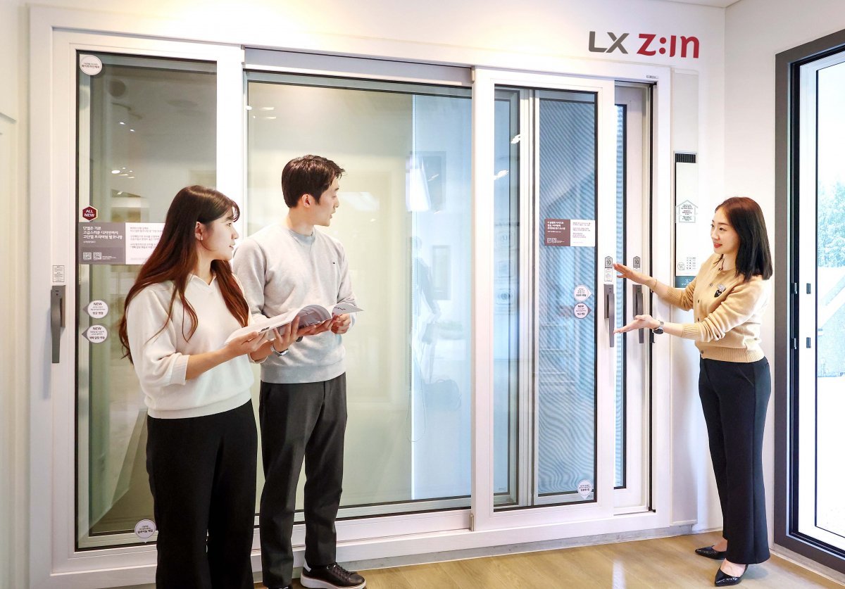 LX하우시스 지인스퀘어 강남에서 고객들이 창호 제품을 살펴보고 있다. LX하우시스 제공