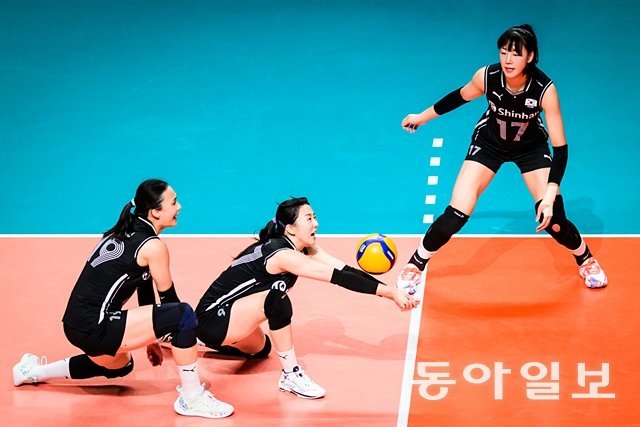 한국 여자배구 대표팀 표승주, 강소휘, 정호영(왼쪽부터). 국제배구연맹(FIVB) 제공