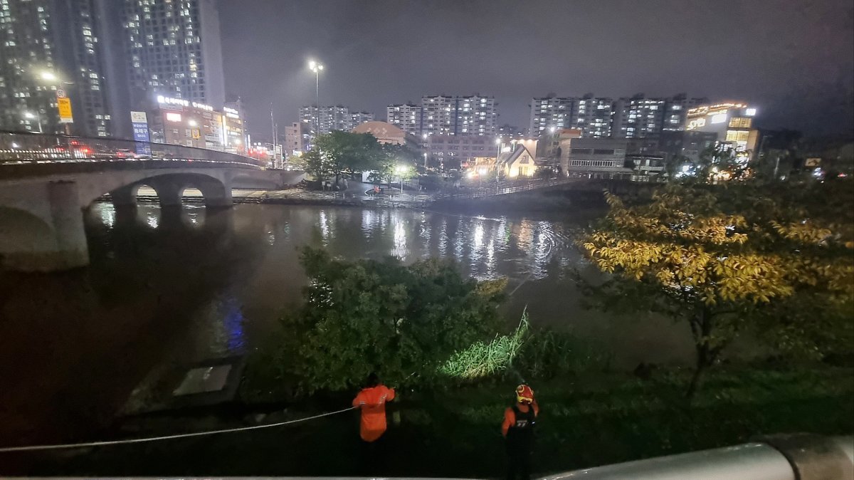 부산 지역에 호우 특보가 내려진 지난 20일 오후 부산 금정구 온천천 산책로에서 한 여성이 폭우로 불어난 물에 휩쓸려 실종된 가운데 소방대원들이 수색작업을 벌이고 있다. (부산소방재난본부 제공) 뉴스1