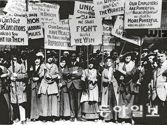 1912년 ‘빵과 장미의 파업’ 참가자들. 위키피디아