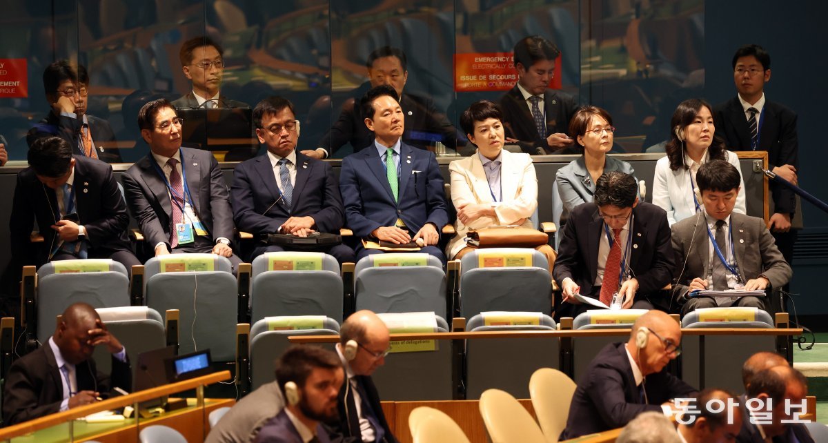 김은혜 홍보수석, 장성민 미래전략기획관, 최상목 경제수석 등이 20일(현지시간) 뉴욕 유엔 총회장에서 윤석열 대통령의 기조연설을 듣고 있다. 뉴욕=최혁중 기자 sajinman@donga.com