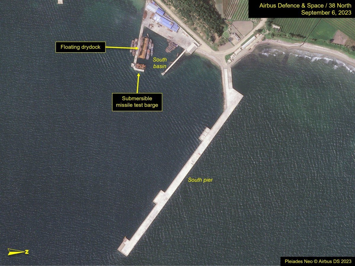 6일 북한의 첫 전술핵공격잠수함의 진수식이 개최된 신포조선소에서 잠수함발사탄도미사일(SLBM) 시험용 바지선과 부유식 드라이독이 조선소 내 남쪽 부두로 이동한 모습. 사진 출처 38노스