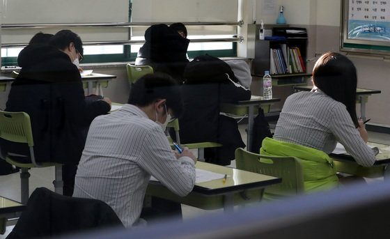 한 고등학교 학생들이 기말고사 시험을 보고 있다. (사진은 기사 내용과 무관함) / 뉴스1