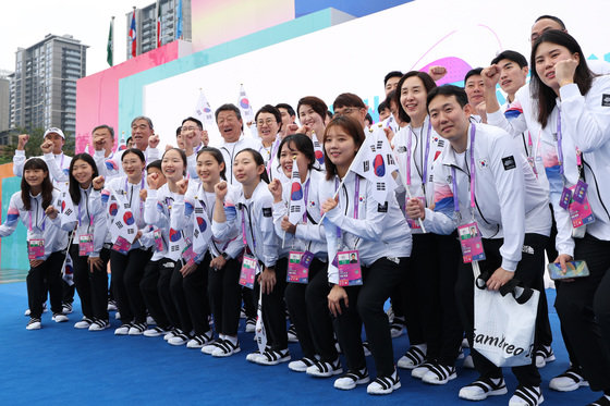 2022 항저우 아시안게임 대한민국 선수단이 21일 오전 중국 항저우 아시안게임 선수촌 내 국기광장에서 열린 입촌식에서 파이팅을 외치고 있다. 2023.9.21. 뉴스1