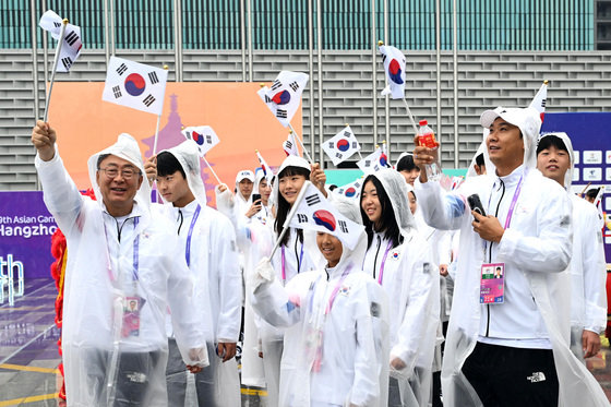 2022 항저우 아시안게임 대한민국 선수단이 21일 오전 중국 항저우 아시안게임 선수촌 내 국기광장에서 열린 입촌식에 입장하고 있다. 2023.9.21. 뉴스1