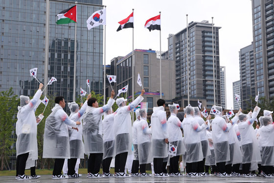 2022 항저우 아시안게임 대한민국 선수단이 21일 오전 중국 항저우 아시안게임 선수촌 내 국기광장에서 열린 입촌식에서 태극기를 흔들고 있다. 2023.9.21. 뉴스1