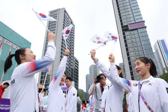 2022 항저우 아시안게임 기계체조 선수들이 21일 오전 중국 항저우 아시안게임 선수촌 내 국기광장에서 열린 입촌식에서 태극기를 흔들며 파이팅을 외치고 있다. 2023.9.21. 뉴스1