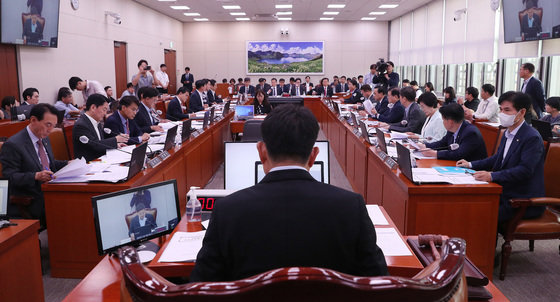 김태호 국회 외통위 위원장이 21일 서울 여의도 국회에서 열린 외교통일위원회 전체회의를 주재하고 있다. 2023.9.21/뉴스1