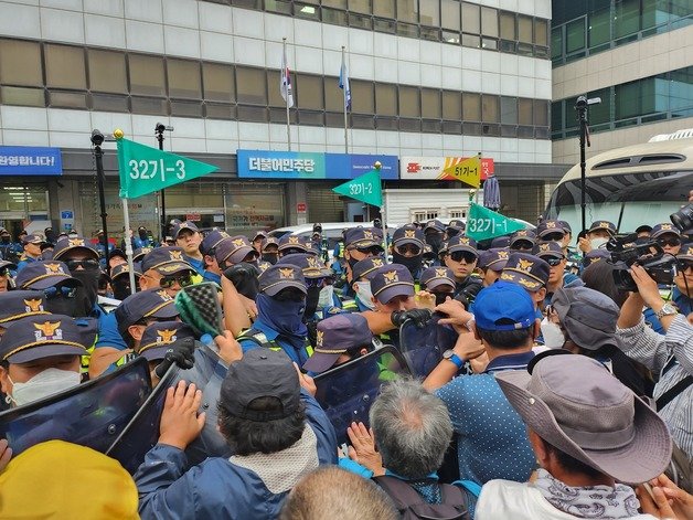 여의도 민주당사 앞에 집결한 이재명 대표 지지자들이 경찰과 충돌하고 있다. 2023.9.21/뉴스1 ⓒ News1