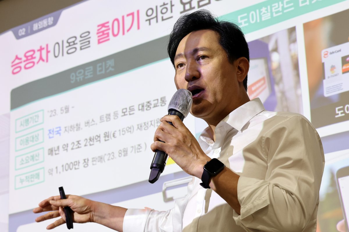 오세훈 서울시장이 11일 오전 서울시청 브리핑룸에서 기후동행카드 도입 방침을 설명하고 있다.
