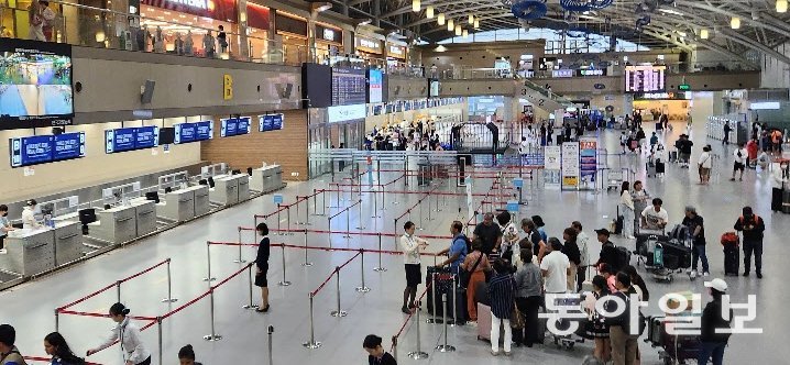 16일 부산 강서구 김해국제공항 출국장에 해외로 가는 관광객들이 대기하고 있다. 김화영 기자 run@donga.com