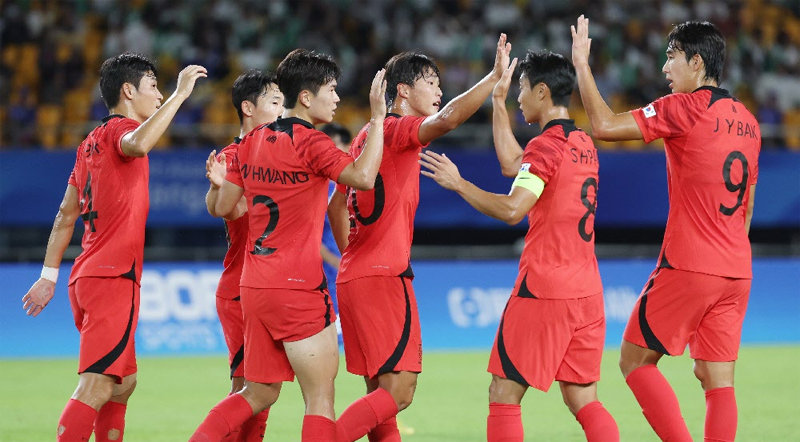 ‘하이파이브’ 골 세리머니 한국 축구대표팀 안재준(오른쪽에서 세 번째)이 21일 항저우 아시안게임 조별리그 2차전 태국과의 경기 전반 20분에 2-0을 
만드는 골을 넣은 뒤 동료들과 하이파이브를 하고 있다. 안재준은 19일 쿠웨이트와의 1차전에 이어 두 경기 연속 골을 기록했다. 
4-0으로 이긴 한국은 2연승으로 16강 진출을 확정했다. 진화=뉴스1