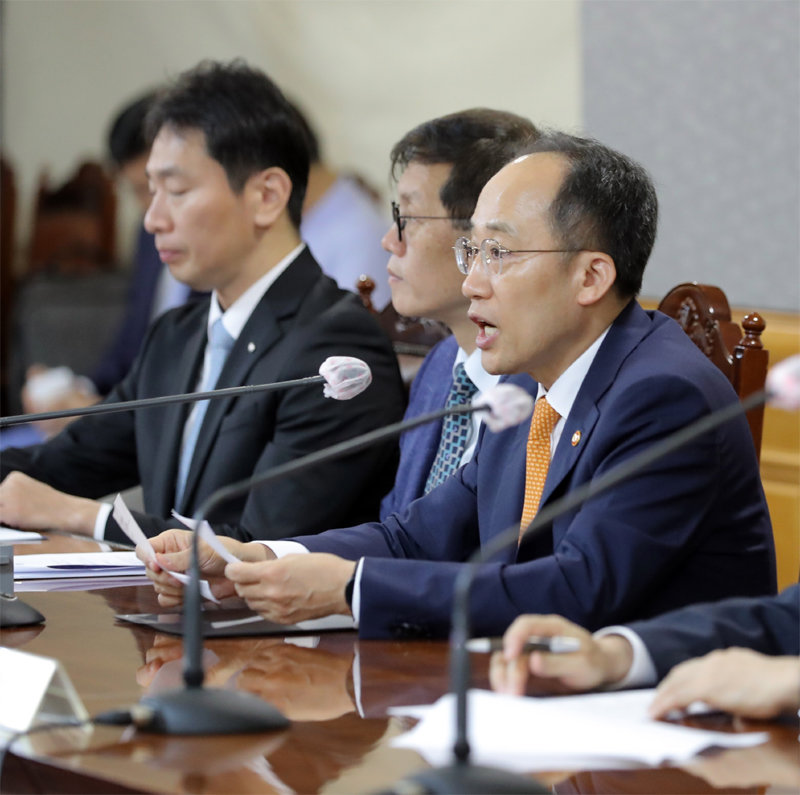 추경호 부총리 겸 기획재정부 장관(오른쪽)이 21일 서울 중구 은행회관에서 열린 비상 거시경제금융회의에서 발언하고 있다. 뉴시스