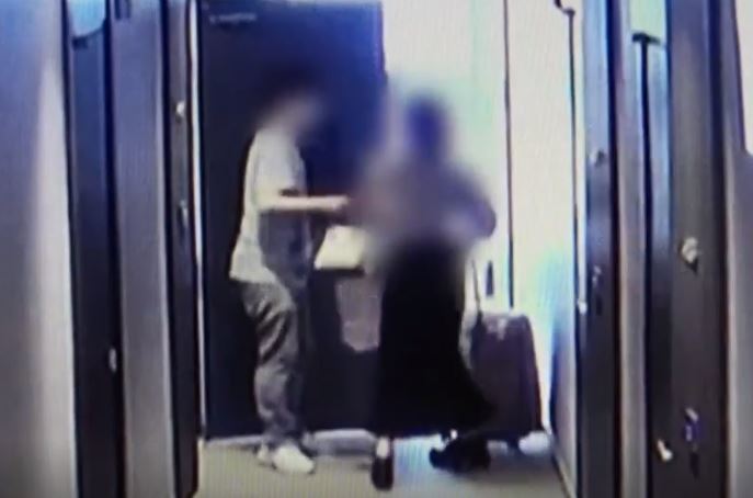 지난 16일 인천 남동구 한 호텔에서 캐나다 국적 재외동포 30대 남성이 일본 국적 20대 여성을 객실로 끌고 들어가는 모습. 채널A