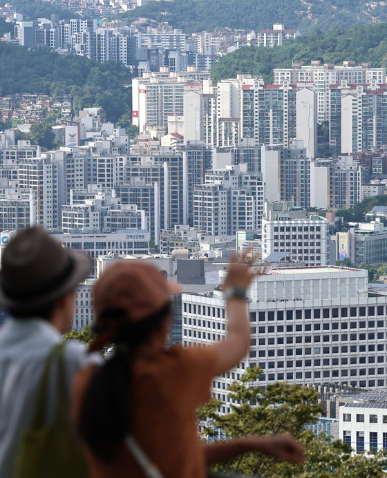 서울 남산에서 내려다 본 시내 아파트의 모습. 2023.9.18/뉴스1