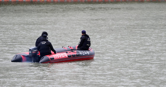 21일 오후 부산 수영강에서 소방대원들이 보트를 동원해 전날 온천천에서 폭우로 불어난 물에 휩쓸려 실종된 여성을 찾기 위한 수색작업을 하고 있다. 2023.9.21/뉴스1 ⓒ News1