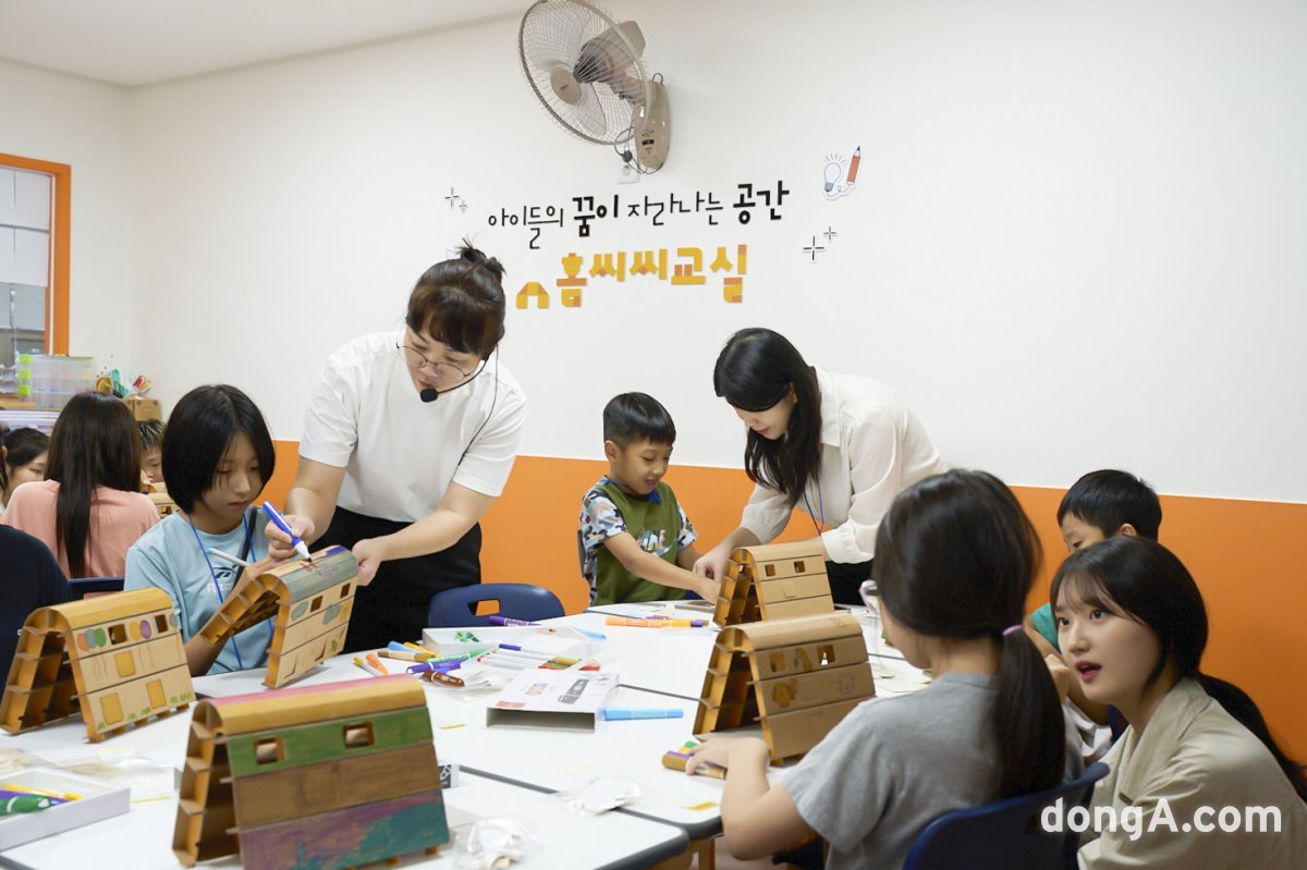 지난 20일 인천광역시 서구에 위치한 아동복지시설인 홈씨씨교실 이용 아동들이 친환경 교육을 받고 있다. 사진=KCC글라스 제공