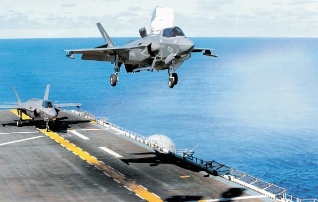 미국 5세대 최첨단 전투기이자 스텔스기인 F-35B 라이트닝 II가 미 해군 강습상륙함 ‘트리폴리’의 비행갑판에 착륙하고 있다. 미국 해군