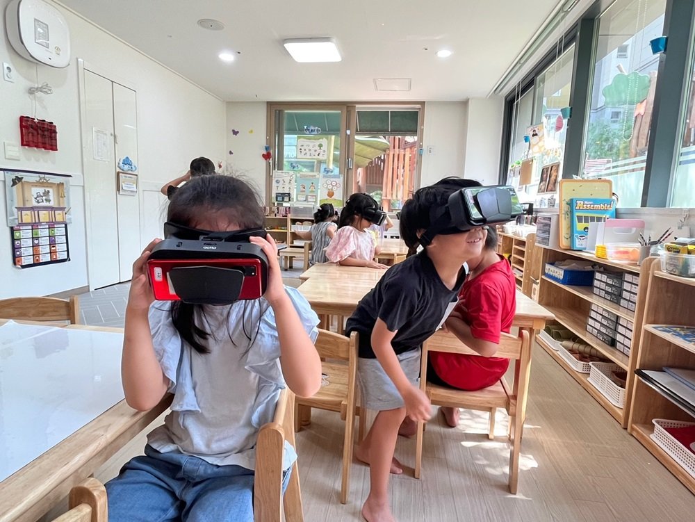 VR로 제작한 개 물림 예방 교육 콘텐츠를 체험하는 어린이들 모습 / 출처=쏘울잇개