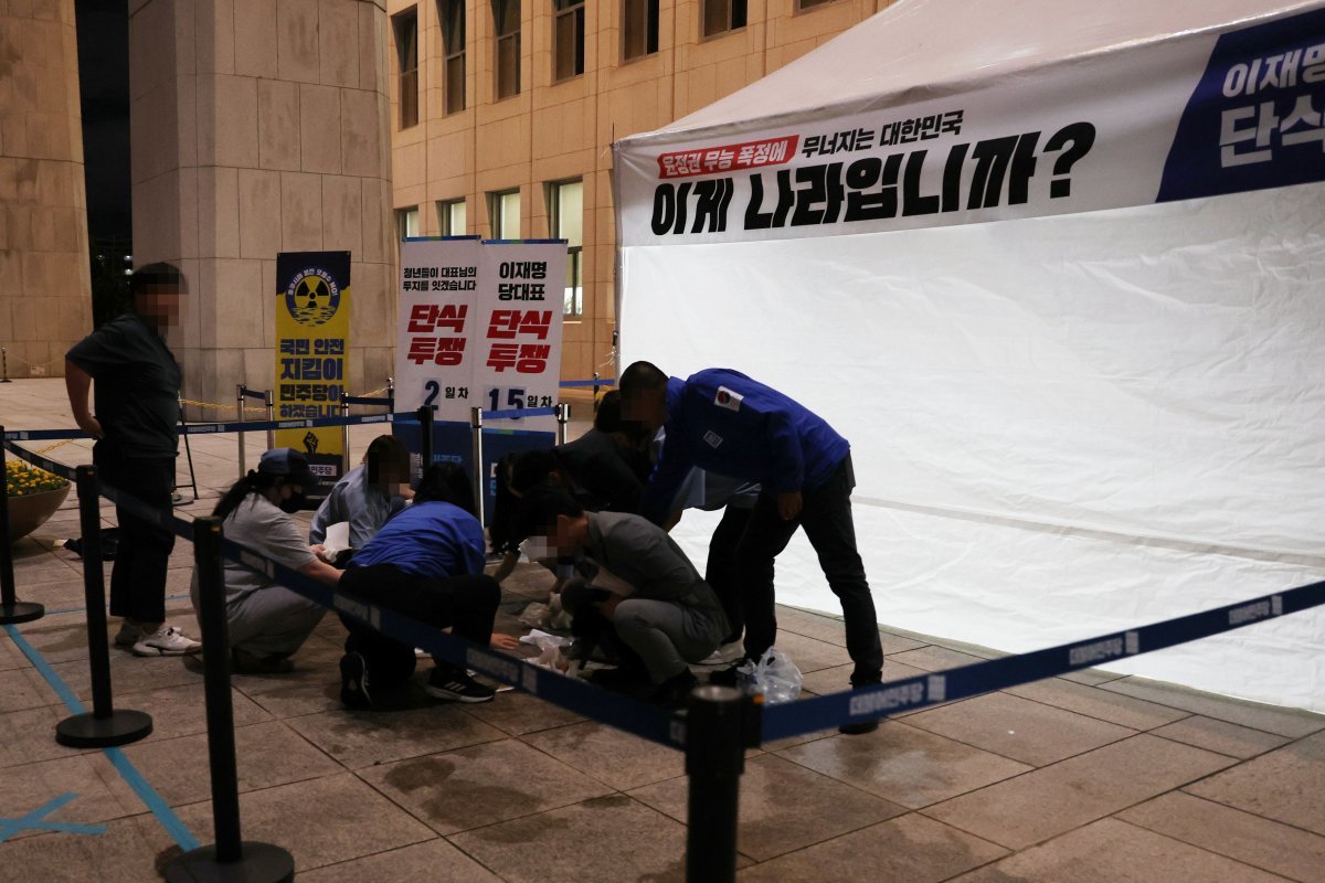 14일 오후 서울 여의도 국회 본관 앞 이재명 더불어민주당 대표 단식투쟁 천막 농성장에서 50대 여성 김모 씨가 소란행위로 국회경비대의 제지를 받던 도중 흉기를 휘둘러 경비대 소속 여성 경찰관 2명에게 상해를 입히는 사고가 발생했다. 이날 국회 관계자들이 사건 현장을 정리하고 있다. 2023.9.14. 사진공동취재단