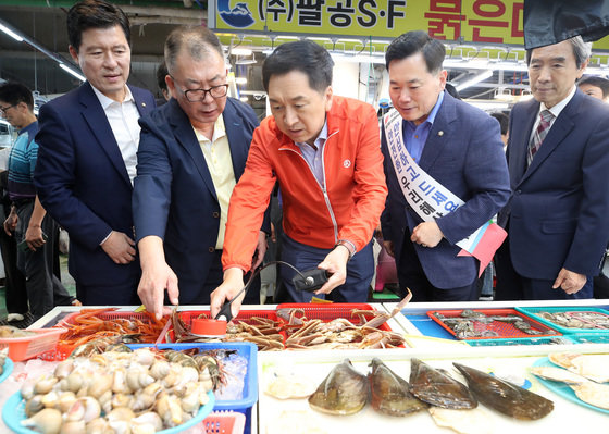 김기현 국민의힘 대표가 22일 오후 대구 북구 대구농수산물도매시장을 찾아 수산법인대표 간담회를 마친 뒤 판매용 수산물에 대한 방사능을 측정하고 있다. 2023.9.22 뉴스1