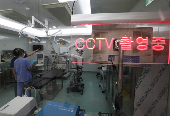 경기도 수원시 장안구 경기도의료원 수원병원 수술실에서 병원관계자들이 CCTV를 점검하고 있다. ⓒ News1