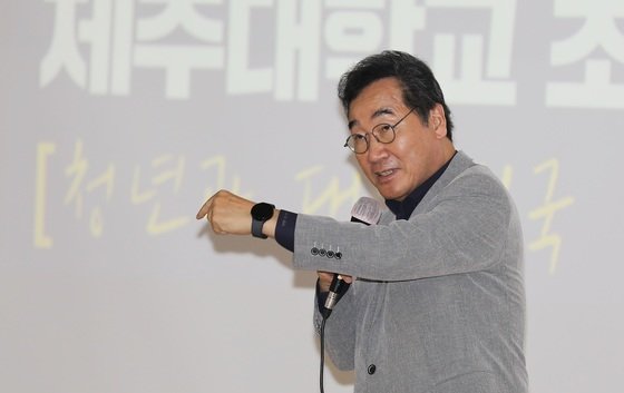 이낙연 전 더불어민주당 대표가 22일 오후 제주대학교에서 ‘청년과 대한민국 생존 전략’을 주제로 강연하고 있다.2023.9.22/뉴스1