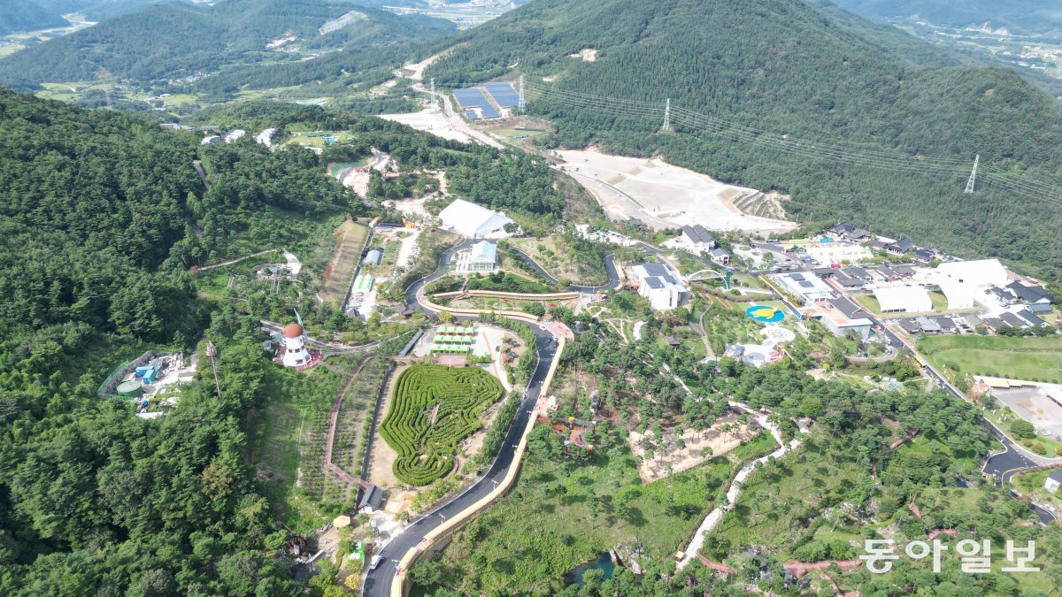 경남 산청군 왕산과 필봉산 자락의 동의보감촌 전경. 산청군이 옛 고령토 채취 지역을 한방테마파크로 조성했다.