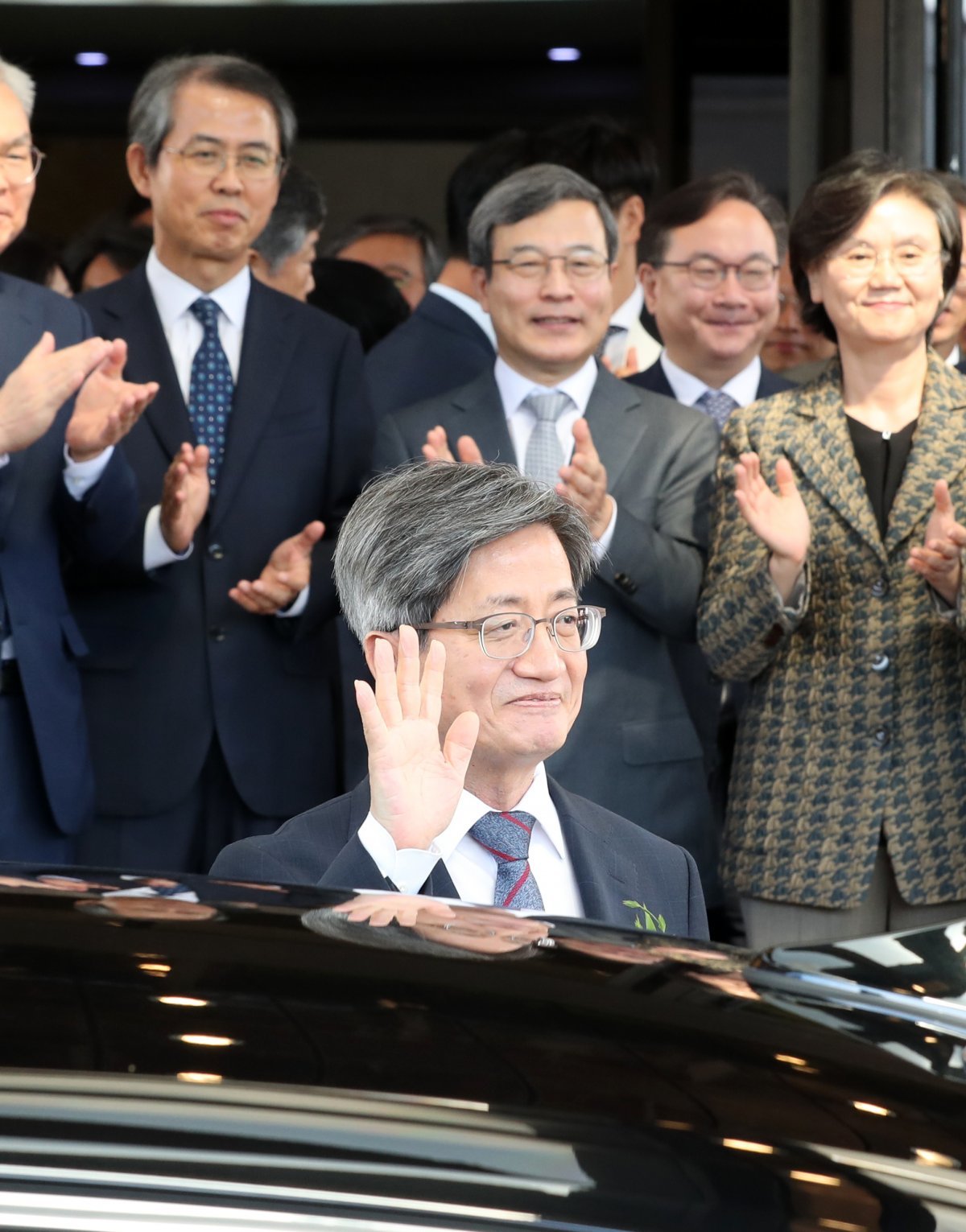 24일 6년 임기를 마무리하는 김명수 대법원장이 22일 서울 서초구 대법원에서 열린 퇴임식을 마친 후 직원들의 배웅을 받고 있다. 뉴시스