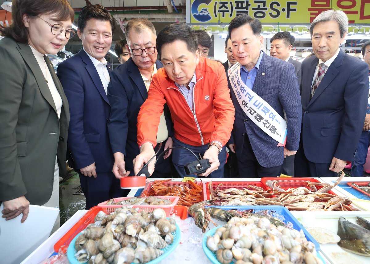 수산물 방사능 측정 국민의힘 김기현 대표(가운데)가 22일 대구 북구 대구농수산물도매시장에서 수산법인대표 간담회를 마친 뒤 판매 중인 수산물의 방사능 수치를 직접 측정해보고 있다. 대구=뉴스1