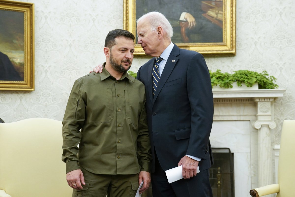 조 바이든 미국 대통령이 21일(현지 시간) 9개월 만에 백악관을 다시 찾은 볼로디미르 젤렌스키 우크라이나 대통령(왼쪽)에게 귓속말을 하고 있다. 워싱턴=AP 뉴시스