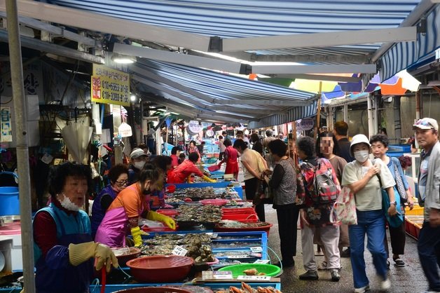 추석을 일주일 앞둔 22일 오후 마산어시장. 시장을 찾은 시민들이 상품을 둘러보고 있다. 2023.9.22 ⓒ 뉴스1