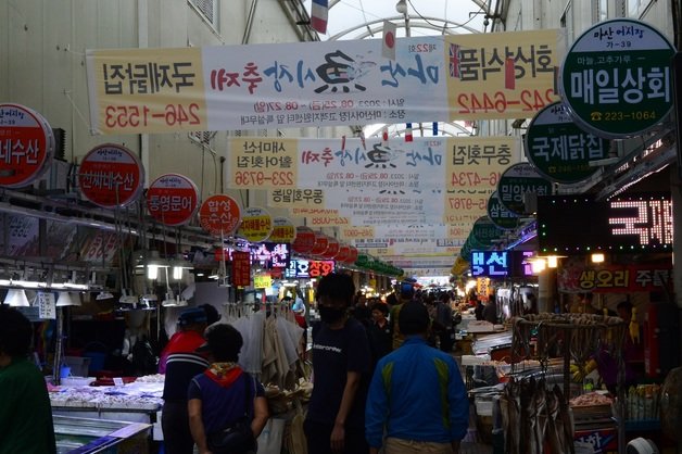 추석을 일주일 앞둔 22일 오후 마산어시장에 시장을 찾은 시민들로 붐비고 있다. 2023.9.22 ⓒ 뉴스1