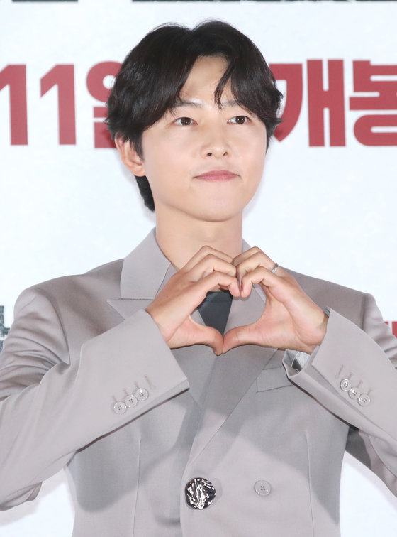 배우 송중기가 22일 서울 강남구 메가박스 코엑스에서 열린 영화 ‘화란‘(감독 김창훈) 언론시사회에서 하트를 그리고 있다.