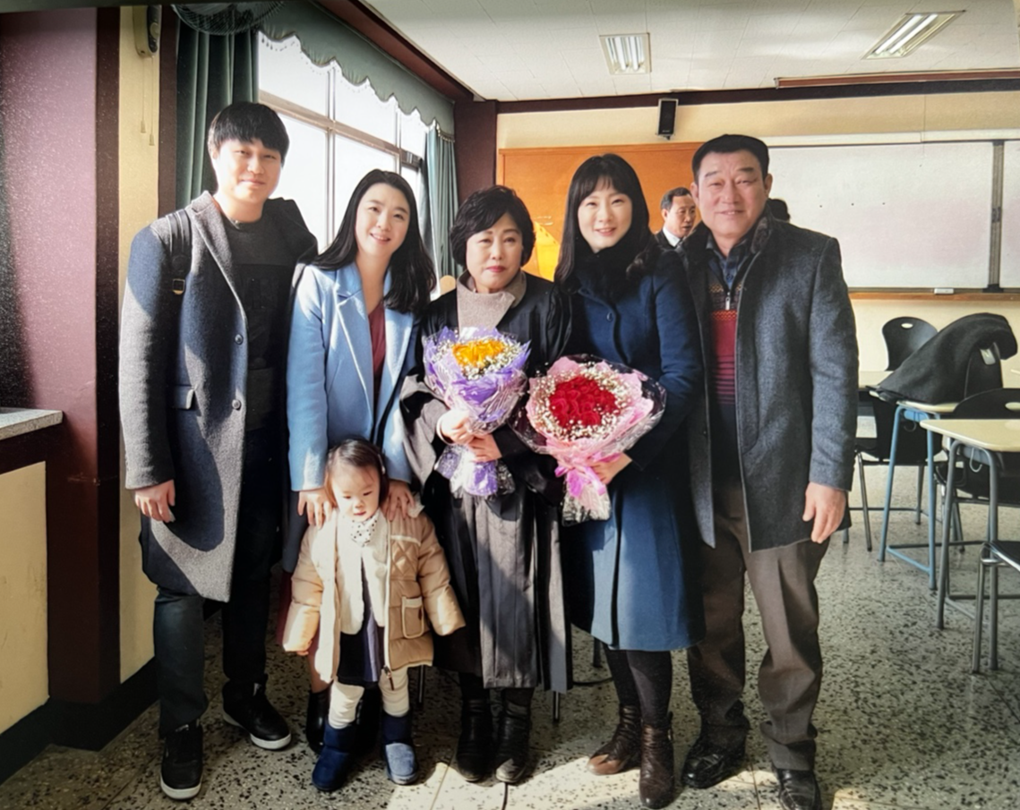 2019년 이숙희 씨의 대학졸업식에는 온 가족이 축하에 나섰다. 왼쪽은 울산에서 달려온 아들 권도욱 씨 가족. 이숙희 씨 제공