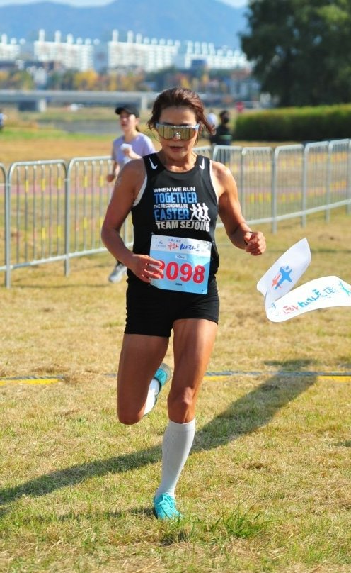 김점옥 대표가 한 마라톤 대회에서 달리고 있다. 김점옥 대표 제공.